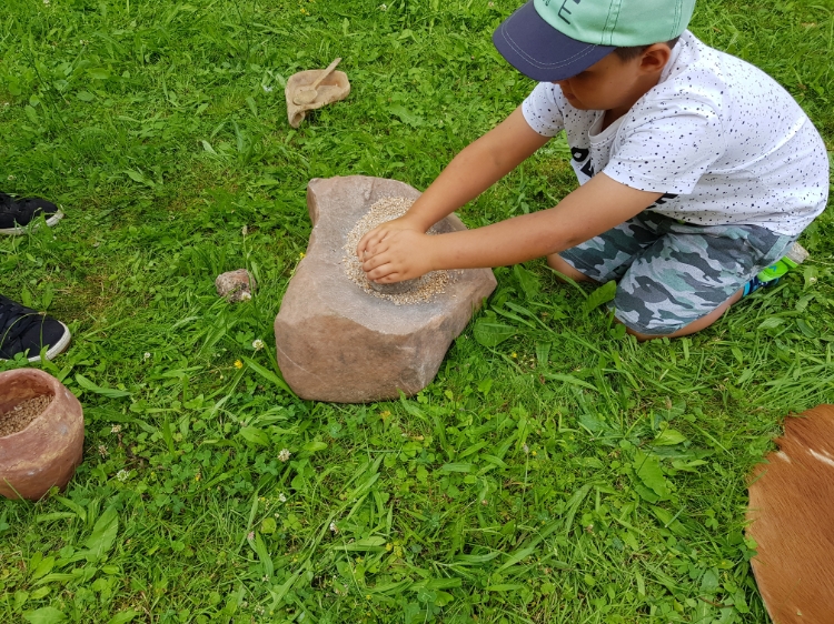 dziecko bawiace sie kamieniem